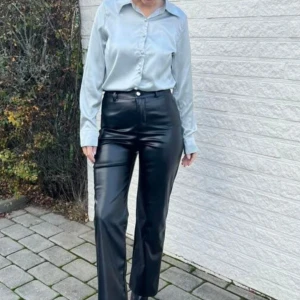 Satin skjorta✨ - Säljer en satin-skjorta i storlek S som är i perfekt skick. Den har bara använts en gång och ser ut precis som på bilden. Passa på att få denna snygga skjorta till ett bra pris! Hör av dig vid intresse.