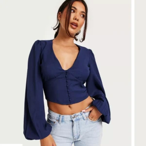 Blus - Jättefin marinblå blus från Nelly. Aldrig använd. Slutsåld på hemsidan. 100kr vid snabb affär