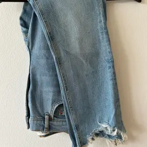 Helt nya jeans från Zara, aldrig använda.   Passar dig som är under 160 cm