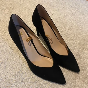 svarta klackskor  - använda en gång, sitter bekvämt på och är lätta att gå i. skulle nog passa 38-39,5🙏🏼❤️finns en liten defekt på insidan av vänsterskons klack(se bild 2)