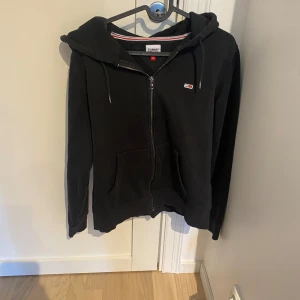 Tommy hilfiger tröja - Fin tröja med dragkedja från Tommy helfigur. Den är i storlek M men känns som S/XS
