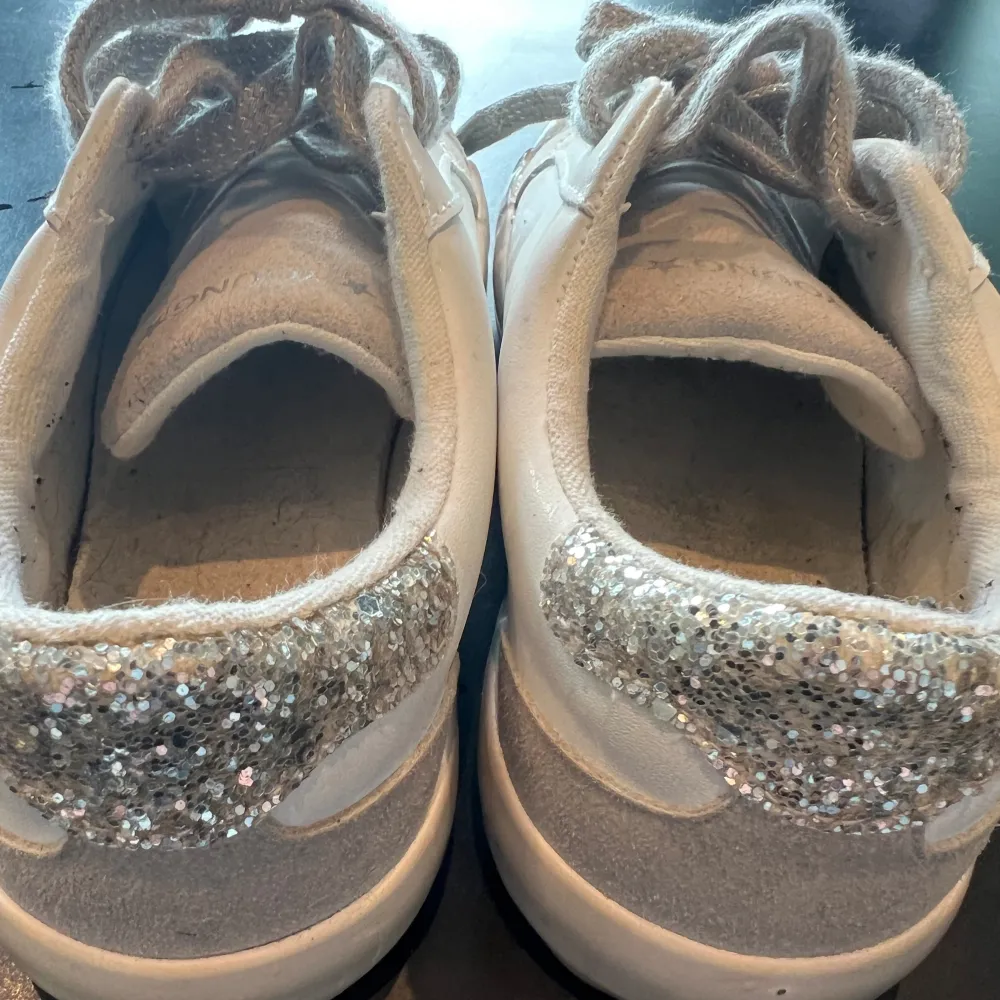 Fina skor Gina Tricot storlek 38. Köpta till min dotter, men när hon använt dem endast ett par gånger insåg hon de var för stora. . Skor.