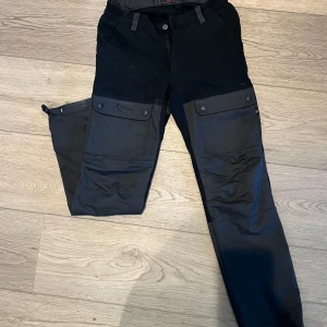 Fodrade funktionbyxor - Säljer dessa sköna och fodrade funktionsbyxor i väldigt bra skick eftersom de inte passar längre.