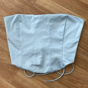 Turkos tubtopp - Sjukt vacker turkos tubtopp från nelly. Köpt den förra vintras men endast använt en gång då den blev liten för mig. 