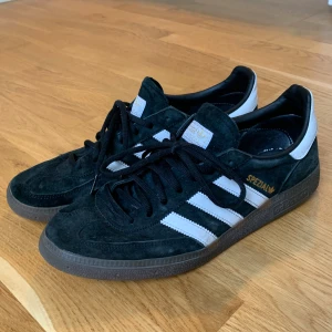 svarta adidas handball spezial - väldigt bra skick, använda ca 6 månader, herrstorlek 44.5
