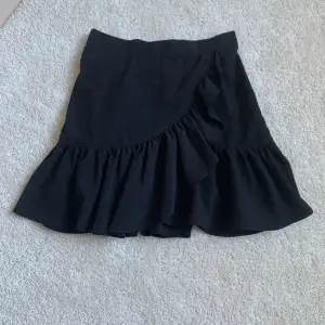 Svart kjol med volanger från Lindex, strl xs! midjemått 33 cm rakt över (med stretch) längd: 42 cm