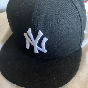 New era keps - Väldigt bra skick, använd fåtal gånger  Säljer pga för stor Köpte för 500kr, ganska fast pris men de går att diskutera  För mer info,skriv privat