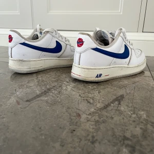 Air force 1 - Säljer mina gamla air force 1. De är synligt använda. Kom med förslag på pris. Ordinarie pris är ca 1200kr.