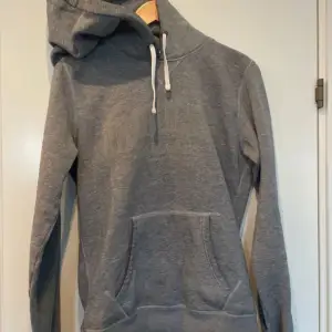 Replay hoodie | i vädligt bra skick inte alls mycket använd, storlek M, vanlig passform. Mvh Isak 