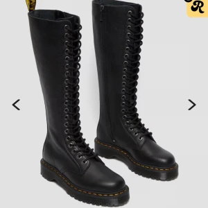Höga Dr.martens boots ⭐️ - Perfekt skick 😻 nypris 2700 kr Nästan aldrig använda🤭Pris är diskuterbart!!  
