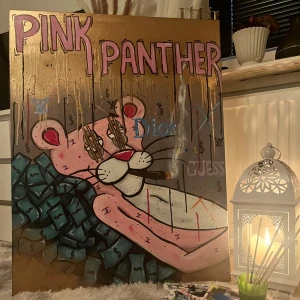 Tavla  - PINK PANTHER! 70x90cm Akryl- & sprayfärg Canvasduk med träram   - Tavla målad av mig!  Priset är för material och min tid.. Frakt tillkommer (då får vi se över priset), annars hämta på plats i Märsta, eller mötas upp om möjlighet finns
