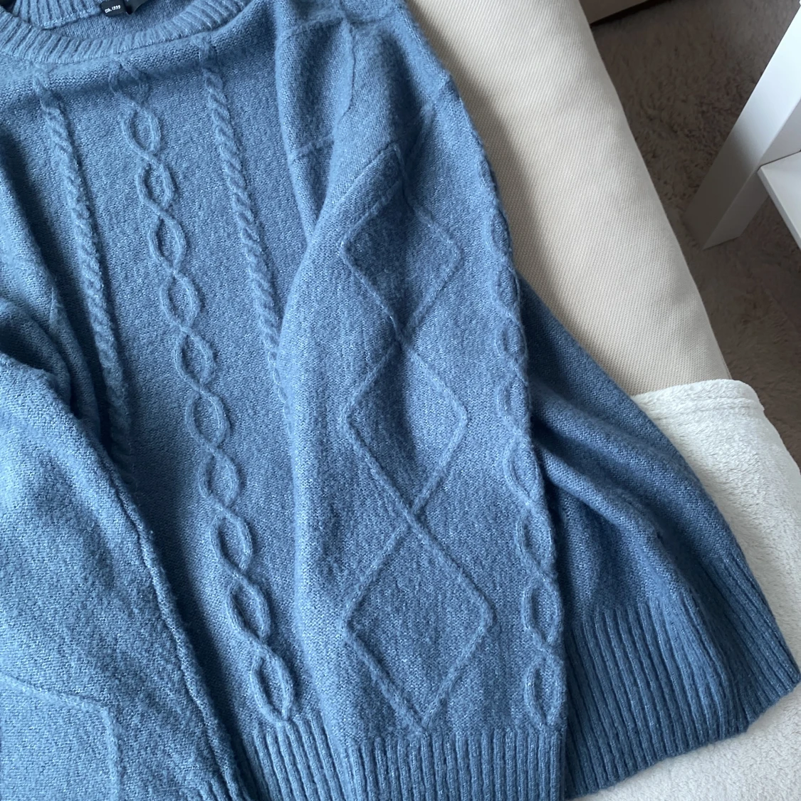 Blå stickad tröja - 91
