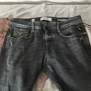Tjena!👊 Säljer dessa feta Replay Anbass Slim Fit jeans 👖, skönt material och det bästa är att jag endast använt dom 2 gånger!🤩Längd~180cm🥳Dm för eventuella frågor!👋