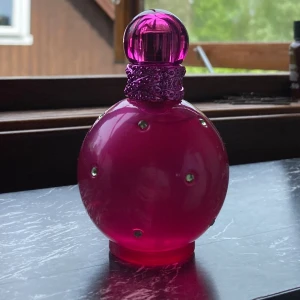 Fantasy Britney Spears - Säljer för den inte kommer till användning, köptes December 2023. 150 kr + 65 kr frakt (Spårbar)  Noter av bl.a: Kiwi,Lychee,Vit chocklad,Cupcake och Jasmin