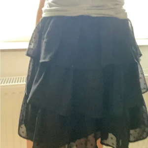 Trendig volang kjol - En jätte fin svart volang kjol 💕