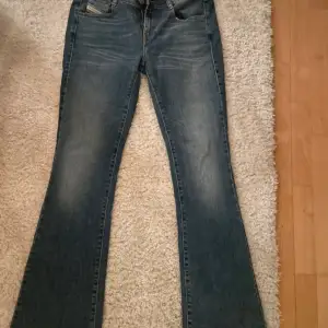 Diesel jeans storlek 28/30 i nyskick Köpare står för frakten