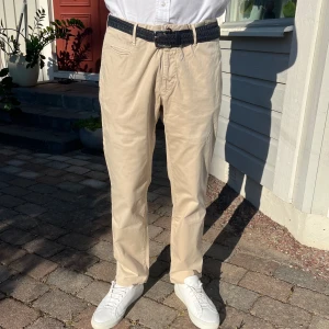 Incotex chinos - Ett par stiliga chinos med en mycket trevlig färg. Dessa byxor kan användas till alla olika typer av tillställning, exempelvis jobb, fest eller häng. Skicket på byxorna är 9 av 10. Innerbenslängden är 75cm och måttet på midjan är 86cm. Modellen är 17