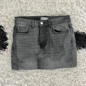 Jeanskjol, sydd av jeans från ginatricot ,, midjemått 36x2