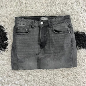 Jeans kjol  - Jeanskjol, sydd av jeans från ginatricot ,, midjemått 36x2