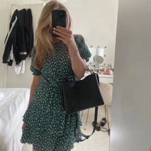 Volangklänning - Supersöt volang klänning med blommor!!😍😍