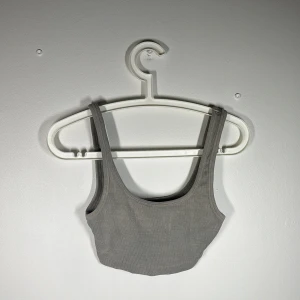 Crop top  - Fint skick.  Skönt material. Snyggt till shorts eller under blazer  Den är grön/grå 