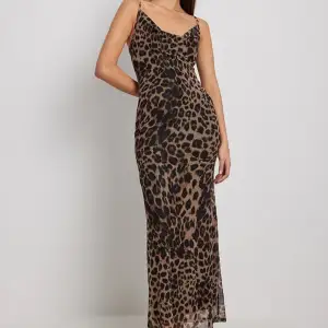 SUPERSNYGG leopardklänning köpt från Nakd, helt slutsåld i alla storlekar, prislapp kvar aldrig använd, strechig, går ner till fötterna på mig som är ca 167cm 🐆!!!