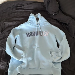 Hoodrich hoodie  - Tjena säljer min Hoodrich hoodie då den inte används längre, varan är i fint skick, lite småfläckar men inget som syns så mycket, hör av dig om du undrar något 