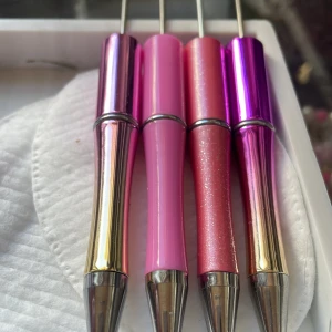 Rosa kitt  - Rosa kitt me 4 pennor o blandade pärlor 💓