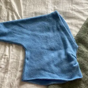 Så fin blå stickad tröja med en arm. Den är aldrig använd! 