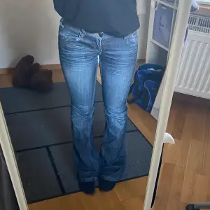 Superfina lågmidjade bootcut jeans, säljer då dom tyvärr är lite för små för mig 😢 Midjemått: ca 36 cm, innerbenslängd: ca 80 cm 💓