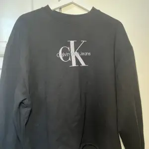 Sweatshirt från Calvin Klein Jeans, köptes från Na-kd. Är i helt okej skick, kan se nyare ut om man använder en klädrulle. :) Säljer 3 svarta toppar, vill man köpa alla så säljs de för ett paketpris på 90kr.