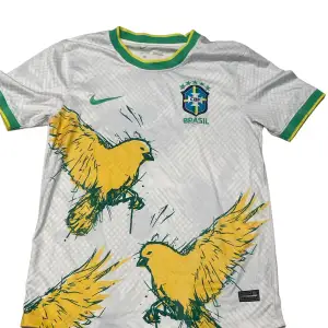 Hej, säljer denna limited edition Brasilien T-shirt . Den är bara testad en gång. Priset är inte hugget i sten.