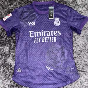 Helt ny real Madrid T-shirt perfekt inför sommaren