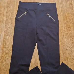 Leggins - Oanvända. Lite tjockare material med gulddetaljer