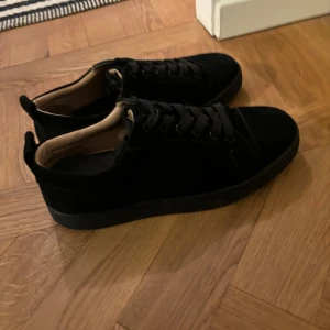 Louboutin svarta - Säljer dessa Louboutin skor svarta i strl 38 (passar 39) som har ett fint skick och jag tvättar såklart innan jag skickar. Skriv till mig om ni har några frågor😁
