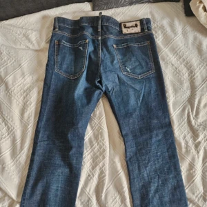 Dsquared2 jeans - Ett par tvär feta dsquared jeans. Storlek 50. Modellen är egentligen slim fit men pga storleken blir dem mer relaxed. Waisten är stor men ett bälte fixar det. Är du fet passar dem nog perfekt som slim!