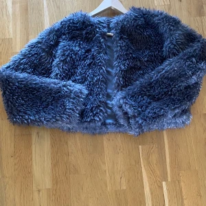 Gina Tricot kofta - Säljer min fluff kofta från Gina Tricot då jag bara har använt den en gång innan💕