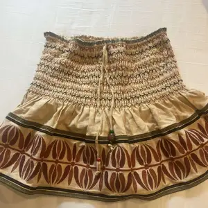 Säljer en jättefin kjol från zara! Är i fint skick, har också insydda shorts under kjolen💗💗kom privat för frågor osv!