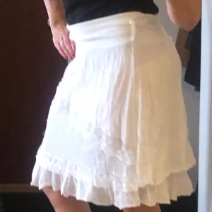 Snygg somrig kjol stl M - Snygg somrig kjol med spetsvolang och hällar till skärp. Skön och fin passform. Stl M.