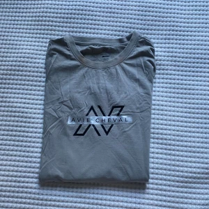 Avie Cheval Tröja  - ⭐️Avie Cheval Essential Long Sleeve Light Grey strl S. Nypris är 449kr, 300kr eller bud. Helt ny! 