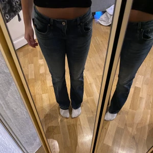 Lågmidjade jeans  - Säljer dessa slutsålda jeans från LTB. (Modell valerie) Aldrig använda och säljer då jag har många liknande. (Ordinarie pris 829kr) Skriv privat för fler bilder 