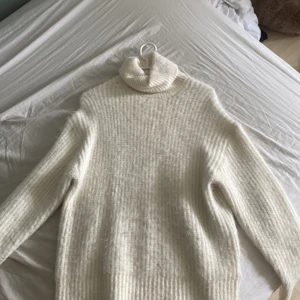 stickad tröja - Använd fåtal gånger, som ny. jätteskön o mysig 