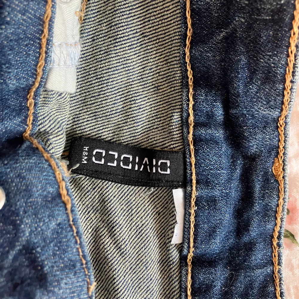 Lågmidjade korta shorts från h&m! Köpta för några år sedan men knappt använda då de är för små🌺 Lappen är borta men skulle uppskatta storlek XS/34! Midjemått: 33 cm tvärsöver🩷. Shorts.