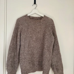 Stickad tröja Lindex - Fin stickad tröja från Lindex i storlek S. 30% alpacka, 20% ull, resten polyamid. Fint skick!