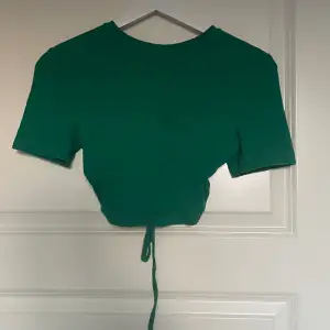 Jättefin grön t-shirt som är öppen i ryggen! 