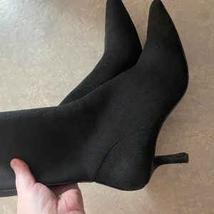 Nya fräscha skor med liten klack - Endast testade!