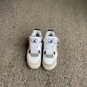 Jordans 4 military black - Skorna har blivit för små därför sälja jag dessa  Storlek 41/42 Skick 8/10