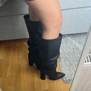 Svarta Boots - Svarta boots i nyskick, köpt begagnat men passade inte mig.lånad bild ifrån säljaren. Var använda en gång av förra ägare.  Pris går att diskuteras