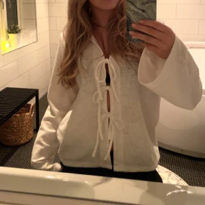 Vit blus med knyt  - Endast använd ett par gånger och i mycket bra skick. Storlek M men passar mig som vanligtvis har S