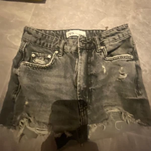 Jeans shorts  - Jag säljer mina jättefina gråa jeans shorts ifrån zara 